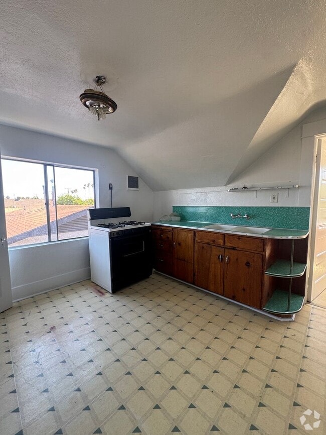 Building Photo - 3425 3rd Ave Unit 3425 1/2 Rental