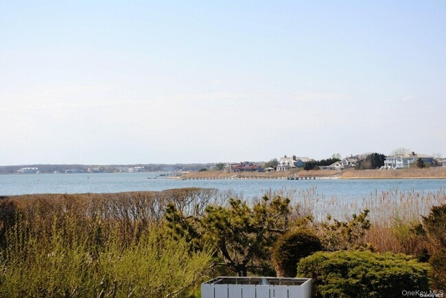 Building Photo - 260 Dune Rd Unit 75E