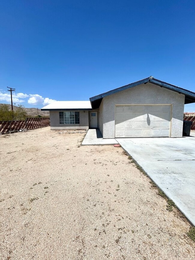Newly Renovated 2 Bedroom in a Quiet Neigh... - Newly Renovated 2 Bedroom in a Quiet Neigh... House