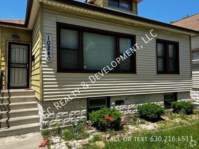 Building Photo - ***UPDATED 5 BDRM - 2 FULL BTH / DETACHED ... Rental