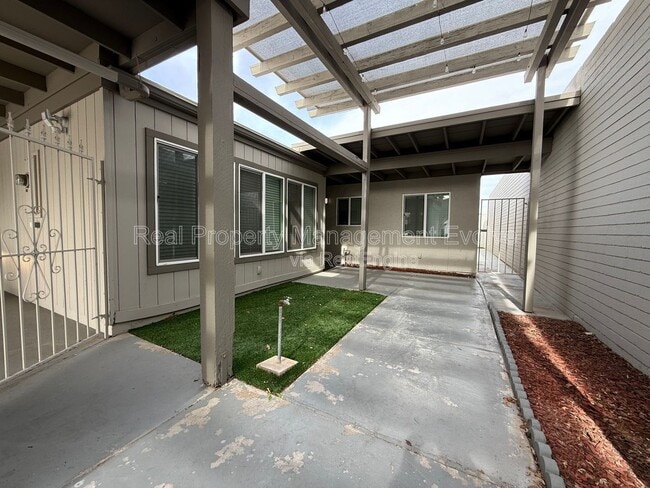 Photo - 606 E Royal Palm Square N