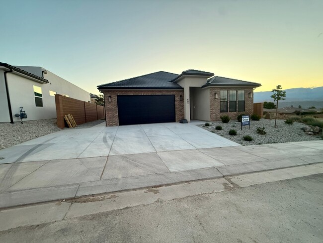 Building Photo - 402 S 2250 W