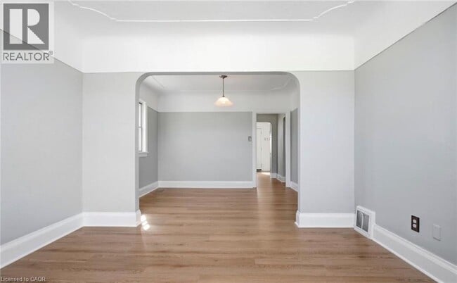 Photo - 542 Walmer Rd