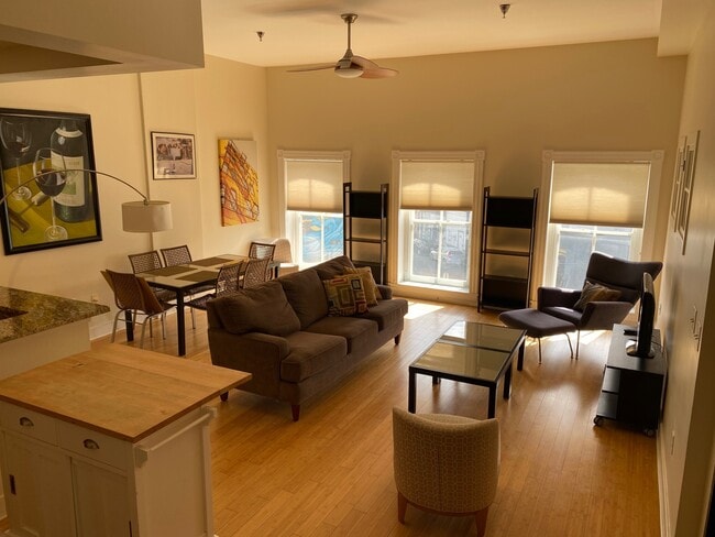 Building Photo - 118 W Marshall St Unit 34