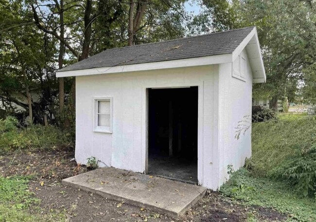 Photo - 472 Yates St