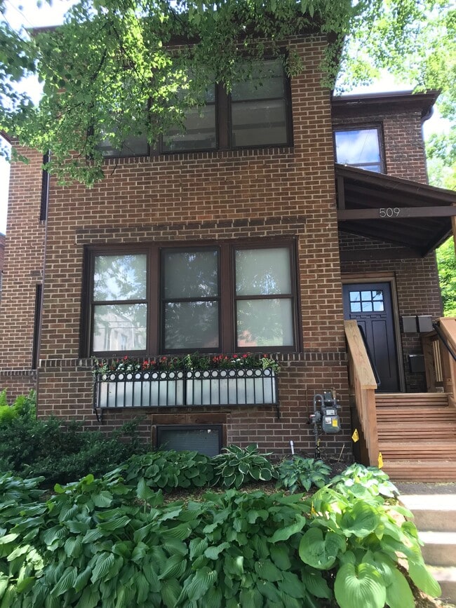 La entrada segura conduce a entradas de apartamentos privados separados en el interior. - 509 W 22nd St Unidad Main Floor