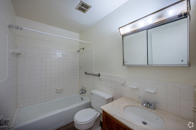 1 habitación, 1 baño, 720 pies cuadrados, baño