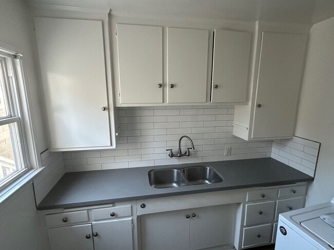 Building Photo - o2019 Unit B Rental
