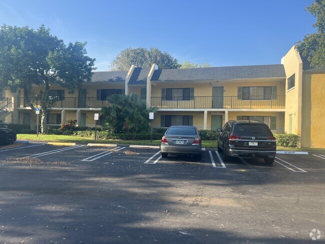 Building Photo - 814 Meadows Cir Unit 814 Rental