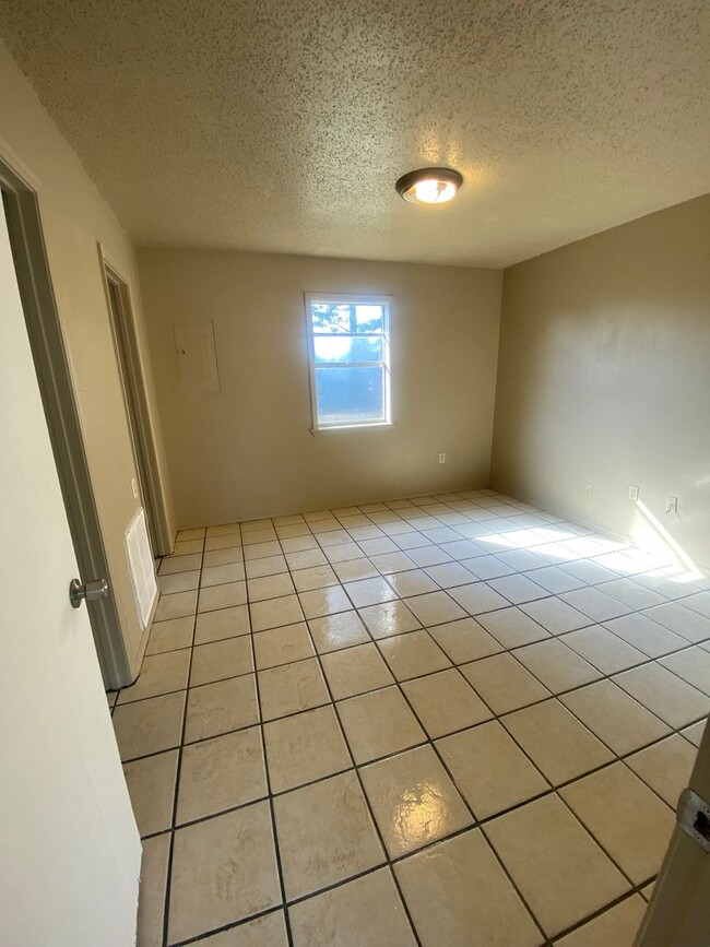 Photo - 207 N 37th St Unidad 207 N. 37TH  B