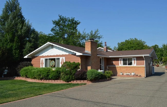 Building Photo - Spacious Cottage on 1/2 Acre Lot