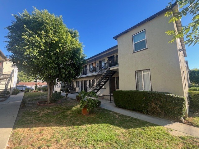 17037/17043/17049 Vanowen St.