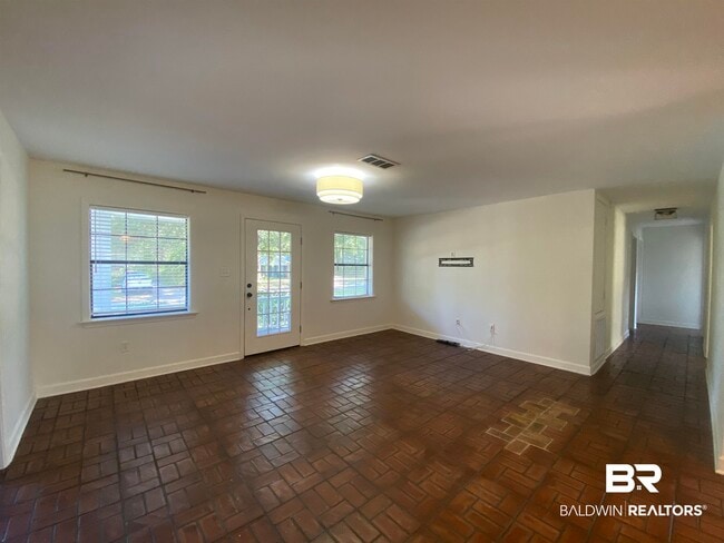 Photo - 105 Sara Ave N