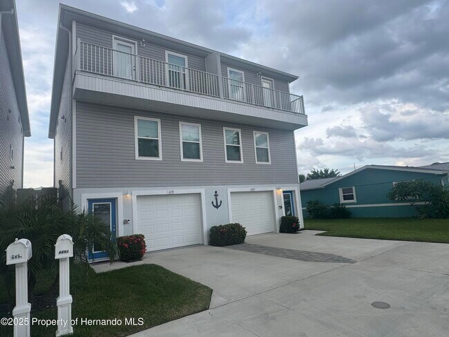 Photo - 6891 Clark St