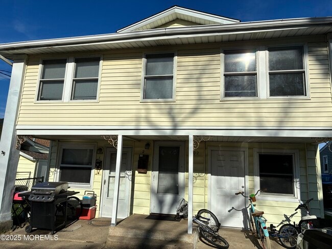 Building Photo - 1802 Pine Terrace