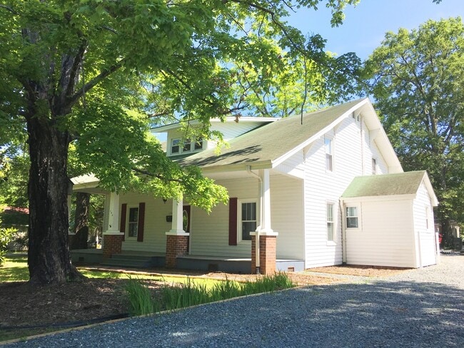 Photo - Stunning, renovated 7br home in the heart ...