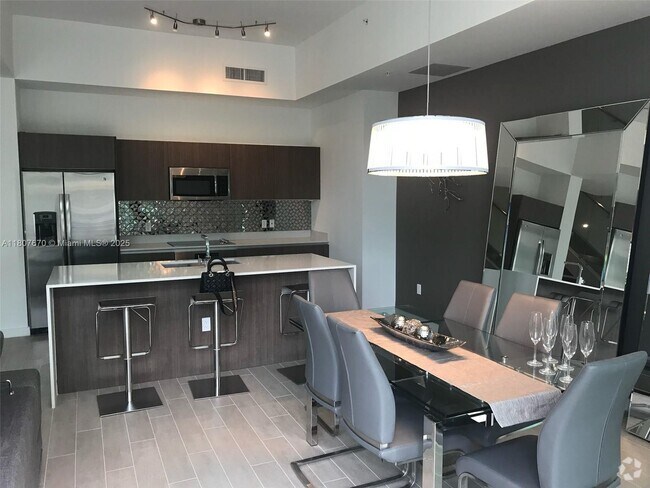 Building Photo - 1600 SW 1st Ave Unit TH-06 Rental