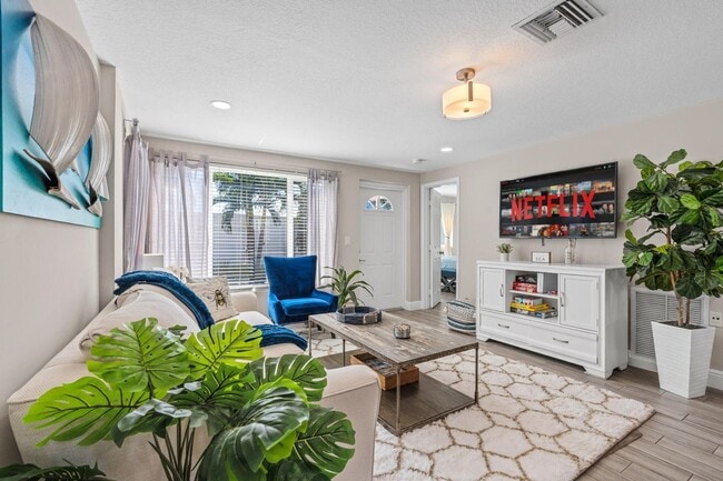 Building Photo - 214 Seacrest Ln