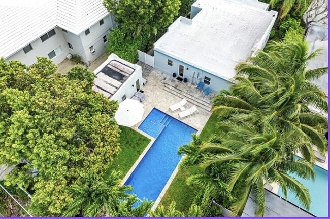 Building Photo - 414 NE 7th Ave