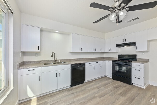 2BR, 1BA - 947SF - Kitchen