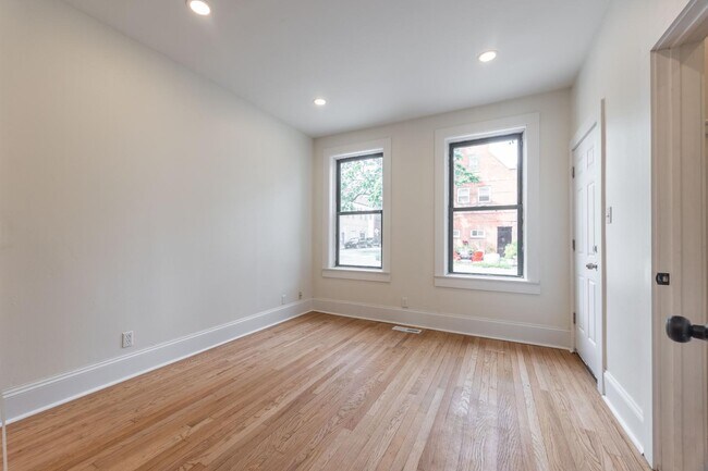 Photo - 2300 N Leavitt St Unit 1