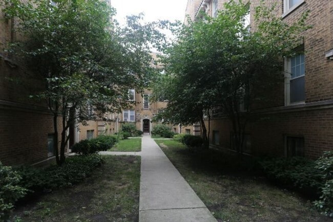 Building Photo - 2220 W Ainslie St Unit J01W