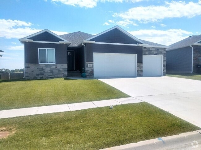 Building Photo - 5 Bedroom/3Bath Single Family Home