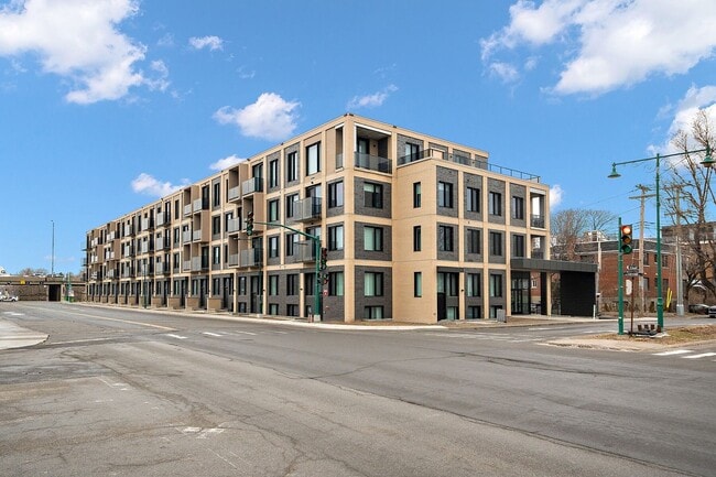 Building Photo - 585 Av. Glengarry Unit 322