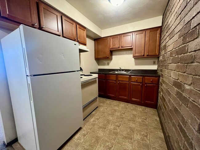 Building Photo - Beautiful First Floor 1 Bedroom Apartment Available at Kellywood Manor!  Call Today! Unit 602