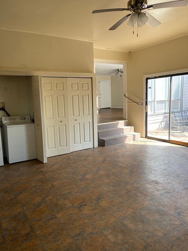 Building Photo - Newly Updated Midtown Beauty!