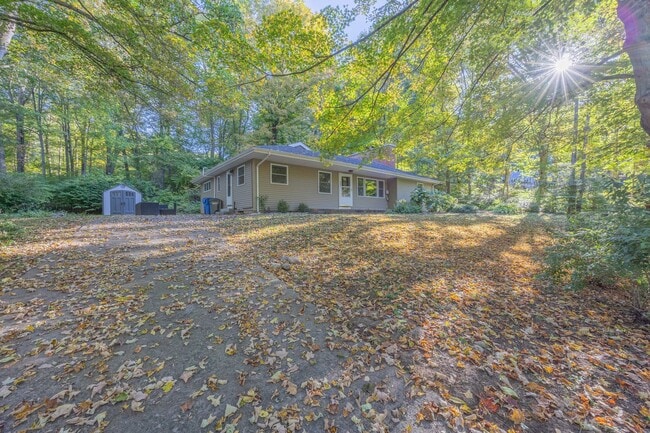 Building Photo - 3-Bedroom Ranch with Updated Kitchen