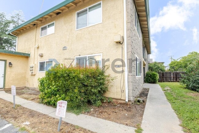 Building Photo - 4561 Ashcroft Ave