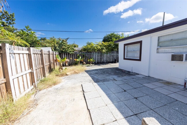 Photo - 2510 NE 3rd Ave