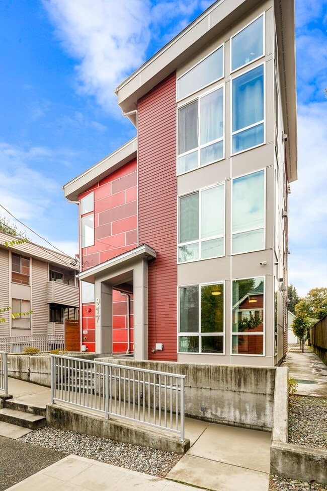 Photo - Gorgeous Studio in SW Seattle Unidad UT-YOO917_101