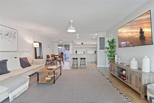 Photo - 300 SW 23rd St Unit 2