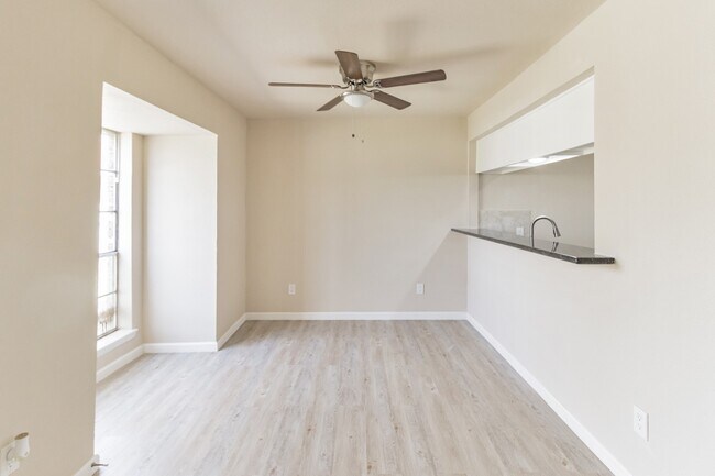Building Photo - 6815 Beachwood St Unit 1