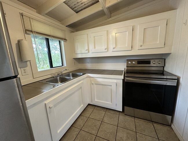 Building Photo - 16-2110-2110 Hibiscus Dr