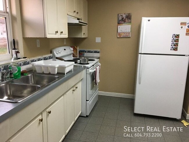 Building Photo - 13005-13100 AvenueUpper Unit Upper