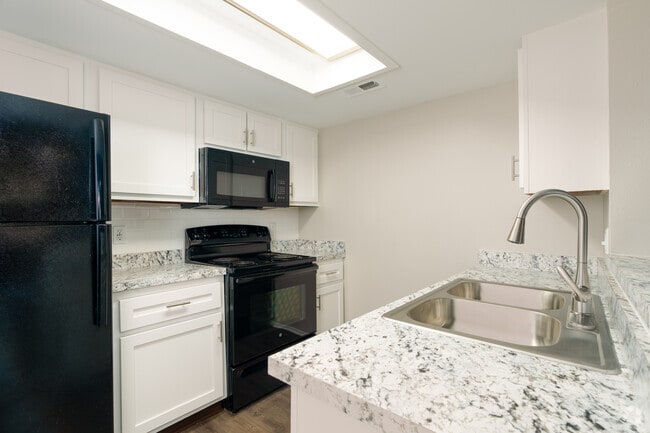 2BR, 2BA - 986SF - Kitchen