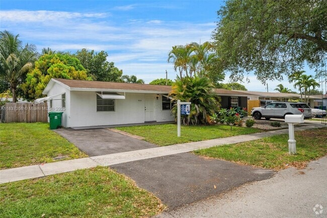 Building Photo - 5010 SW 93rd Ave Rental