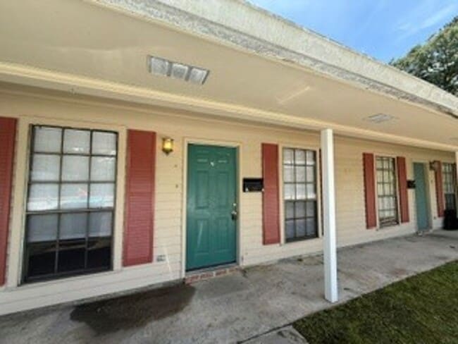 Building Photo - 610 Old Covington Hwy Unit A