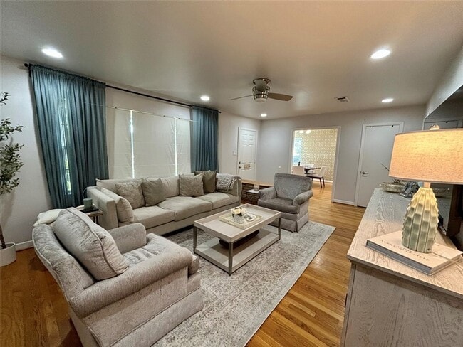 Building Photo - 9914 Larston St