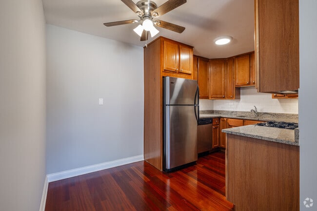 1BR, 1BA - Dining Room - 7520 W Grand Ave