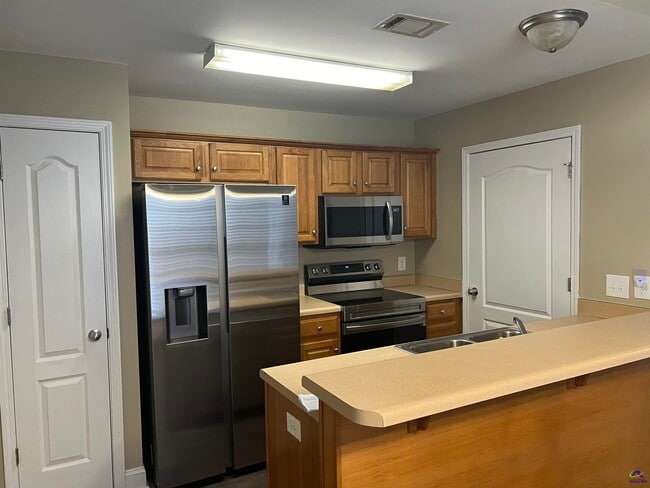 Photo - 523 Manchester Ln