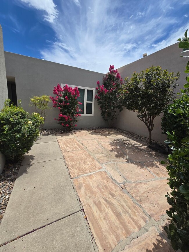 Building Photo - 2 bedroom, 2 bath in NE