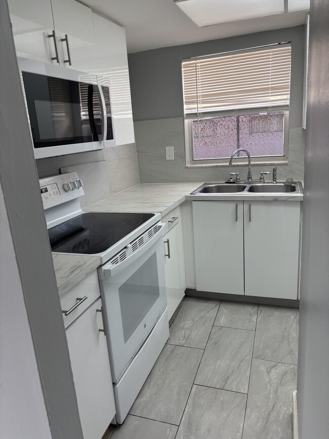 Building Photo - 7931 SW 10th Ct Rental
