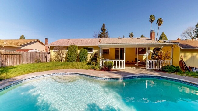 Building Photo - Charming 3 Bedroom 2 Bathroom Home with Pool!