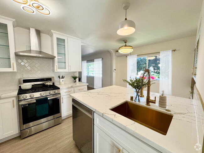Building Photo - 445 E Magnolia Blvd Rental