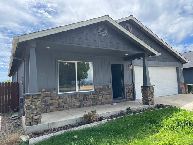 Building Photo - Great 3 Bedoom 2 Bath Home