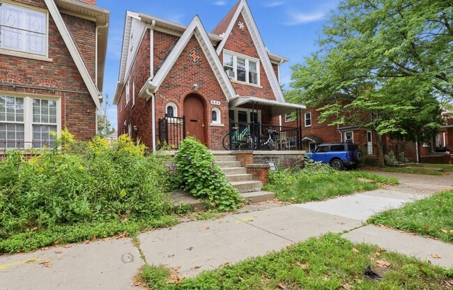 884 Beaconsfield Ave